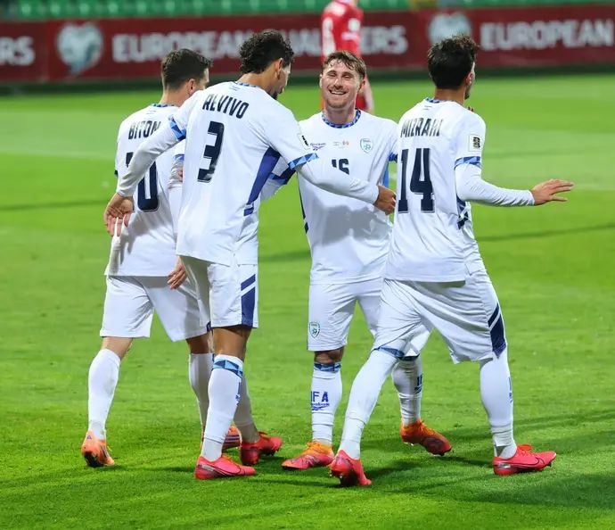 שחקן נבחרת ישראל רוי רביבו חוגג עם חבריו