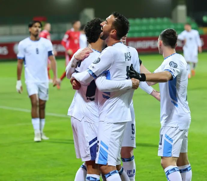 שחקן נבחרת ישראל רוי רביבו חוגג עם אליאל פרץ