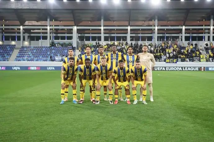 שחקני מכבי תל אביב בתמונה קבוצתית