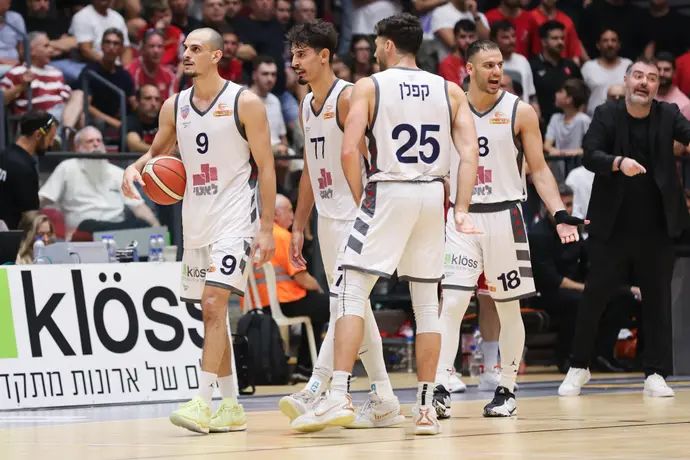 שחקני עירוני קרית אתא: ג'יי ג'יי קפלן, בן שרף, גיא פלטין, רז אדם