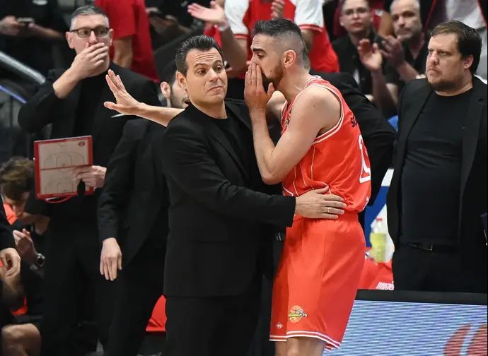 מאמן הפועל תל אביב דימיטריס איטודיס עם בר טימור