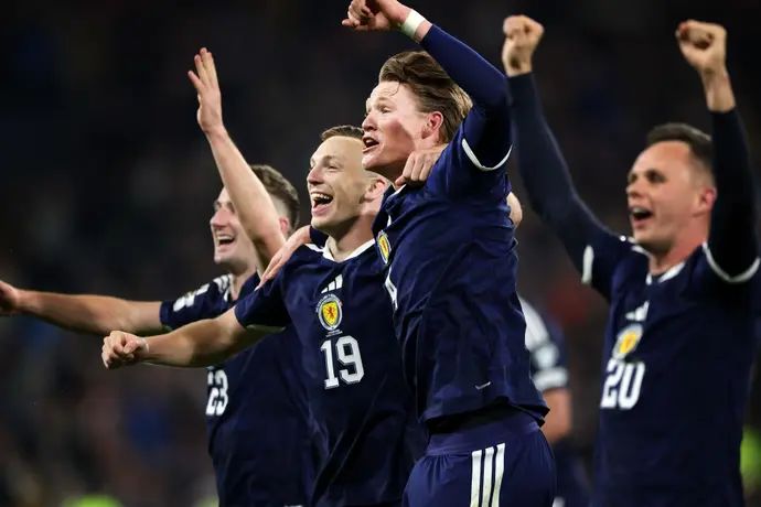 סקוט מקטומיניי ושחקני נבחרת סקוטלנד חוגגים העפלה למונדיאל