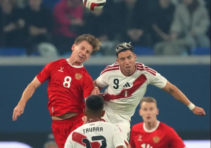 שחקן נבחרת פרו, אדריאן אוגריסה, במשחק מול רוסיה