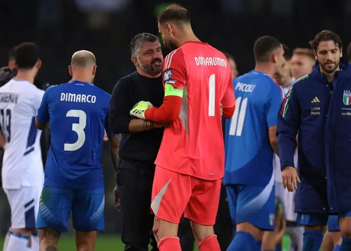 שוער נבחרת איטליה, ג'אנלואיג'י דונארומה, עם המאמן ג'נארו גאטוזו