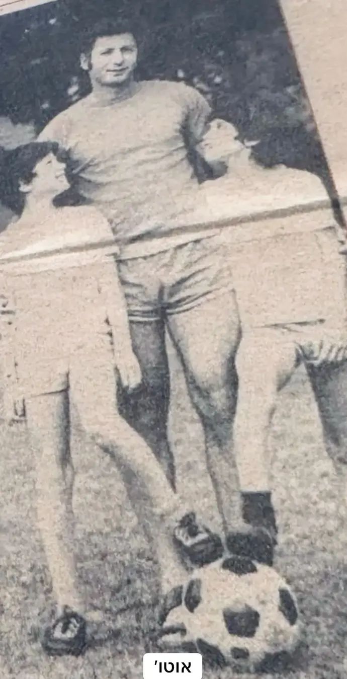 עוזי נבון עם שניים מבניו