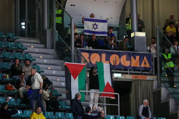 דגל ישראל מעל דגלי פלסטין במשחק של וירטוס בולוניה מול מכבי תל אביב