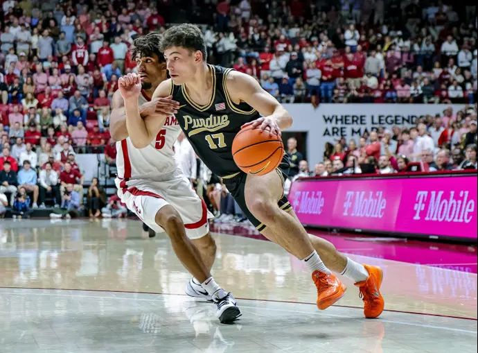 שחקן מכללת פרדו עומר מאייר