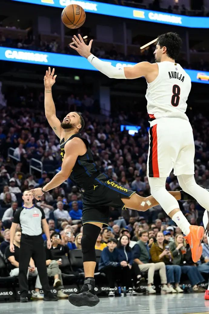 שחקן פורטלנד טריילבלייזרס, דני אבדיה, מול שחקן גולדן סטייט ווריירס, סטף קרי