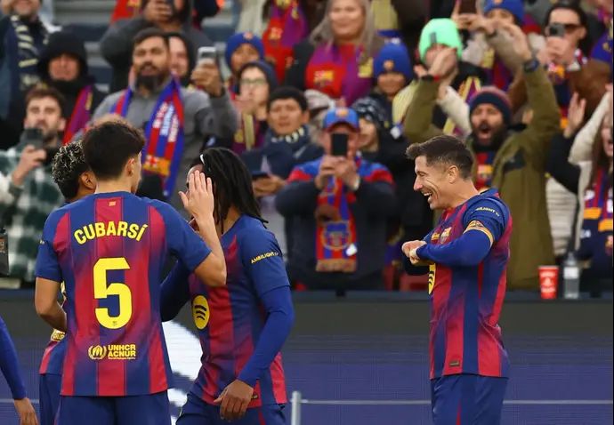 רוברט לבנדובסקי חוגג שער לזכות ברצלונה