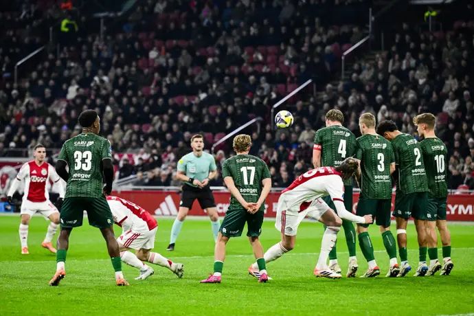 בעיטה חופשית של אוסקר גלוך נהדפת בחומה במשחק של אייאקס