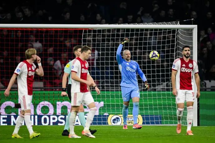 שוער אייאקס אחרי ספיגת שער רמקו פאסביר