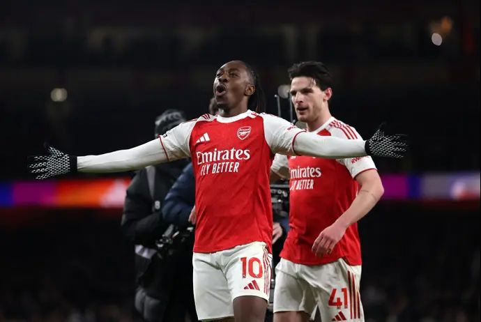 אברצ'י אזה לצד דקלן רייס, שחקני ארסנל