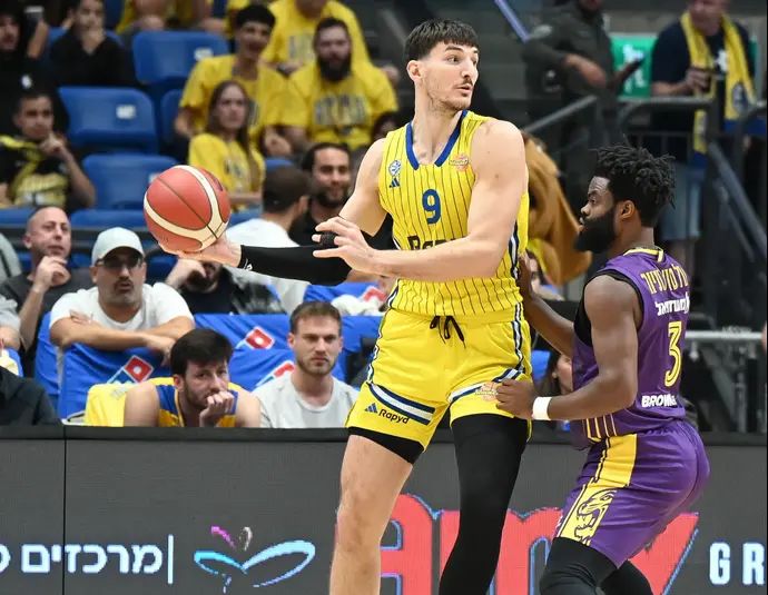 שחקן מכבי תל אביב רומן סורקין מול שחקן הפועל חולון דרק וולטון ג'וניור