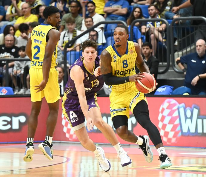 שחקן מכבי תל אביב לוני ווקר מול שחקן הפועל חולון רועי רוזנברג