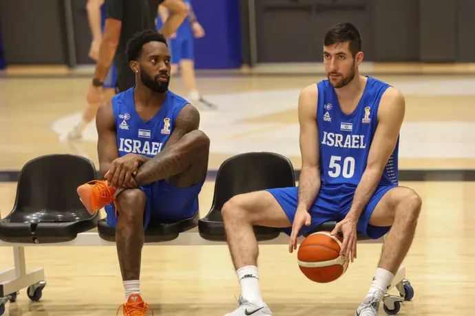 שחקן נבחרת ישראל יובל זוסמן לצד קאדין קרינגטון