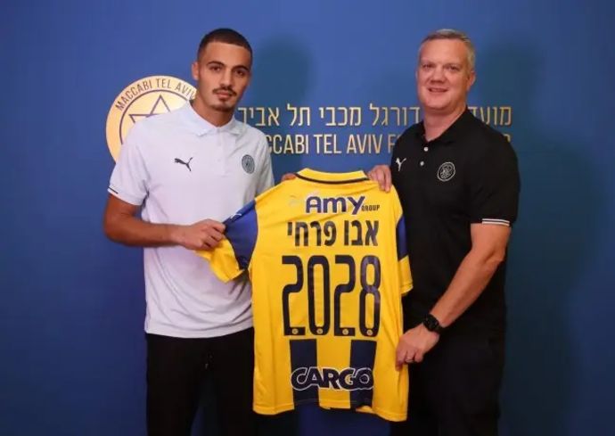 שחקן מכבי תל אביב סייד אבו פרחי לצד בן מנספורד