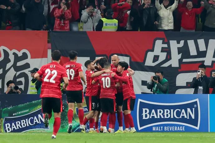 שחקני צ'נגדו רונגצ'נג חוגגים, יהב גורפינקל שלישי משמאל