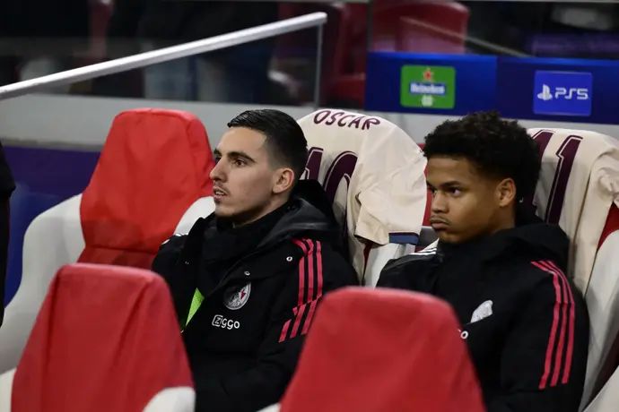 אוסקר גלוך על הספסל של אייאקס לצד ג'ראלד אלדרס