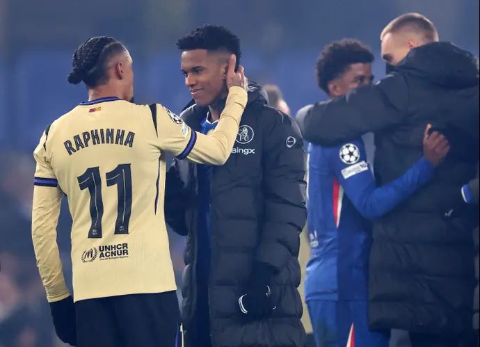 אסטבאו, שחקן צ'לסי, לצד ראפיניה אחרי הניצחון על ברצלונה