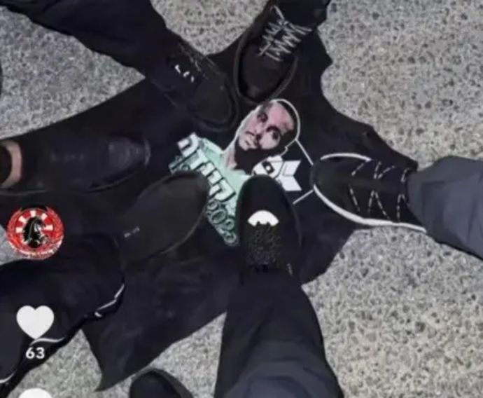 אוהדים של בני סכנין לכאורה דורכים על תמונה של גדי קינדה ז"ל