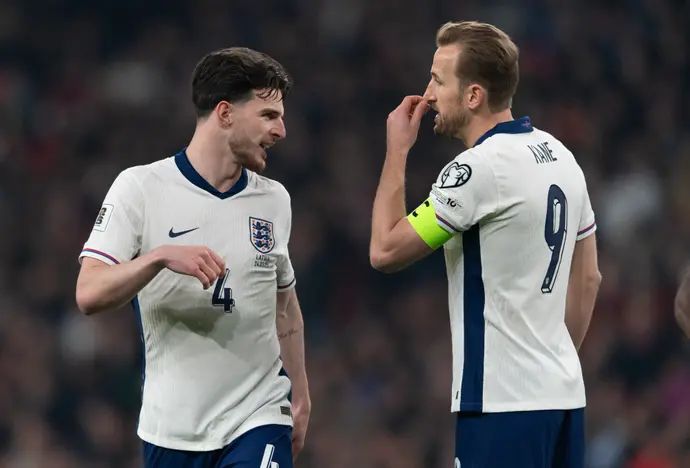 הארי קיין עם דקלן רייס שחקני נבחרת אנגליה