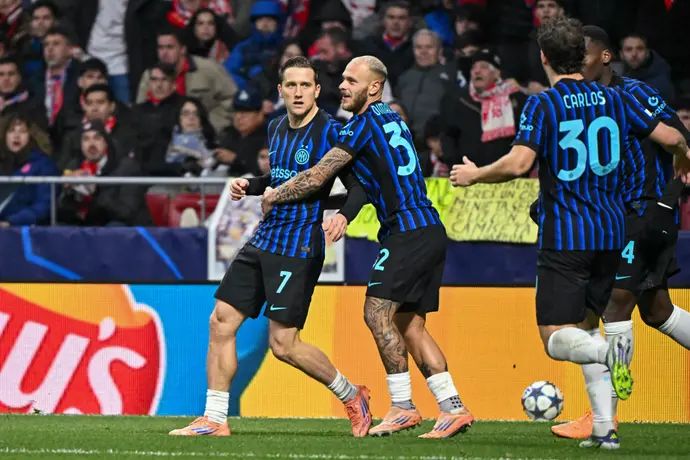 שחקני אינטר חוגגים עם פיוטר ז'לינסקי