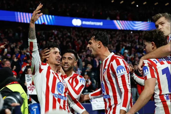 חוסה מריה חימנס חוגג עם שחקני אתלטיקו מדריד