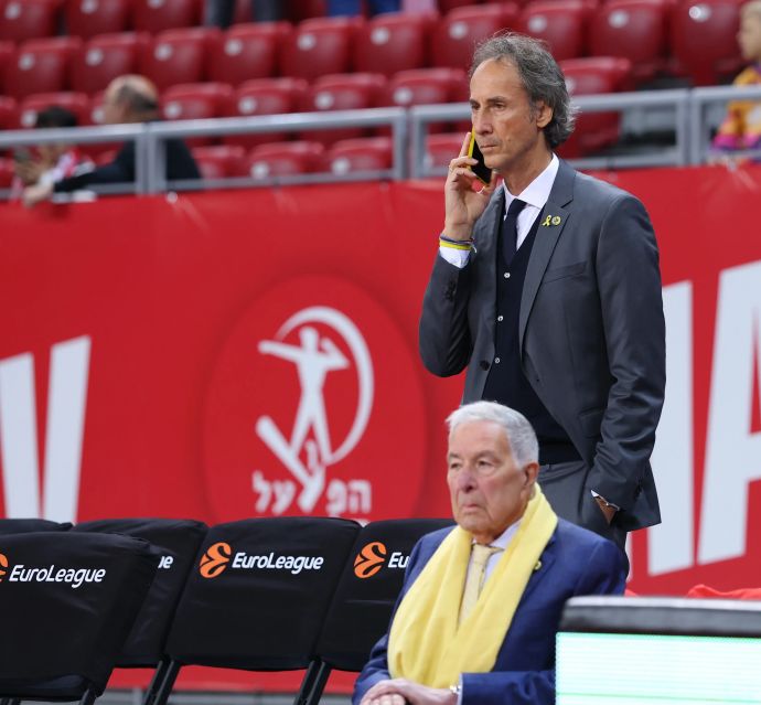 קלאודיו קולדבלה, מנהל מקצועי מכבי תל אביב עם שמעון מזרחי