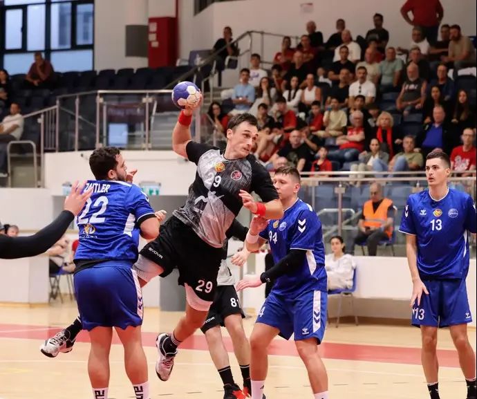 שחקן הפועל ראשון לציון איבן קראצ'יץ' מול שחקן שחקני בני הרצליה מילאן גוסטוביץ, דניס ינקובסקי ואראל צייטלר