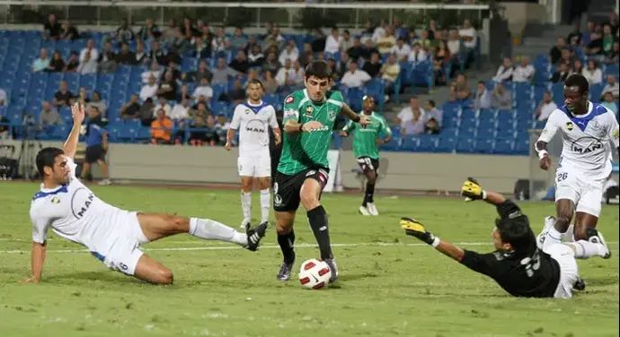 ולדימיר דבאלישווילי שחקן מכבי חיפה עובר בין שחקני הפועל פתח תקוה