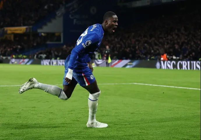 שחקן צ'לסי טרבו צ'אלובה חוגג