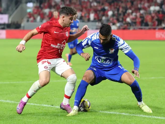 חסן חילו שחקן בני סכנין מול לויזוס לויזו שחקן הפועל תל אביב