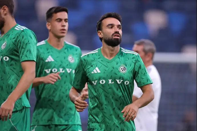 מיכאל אוחנה שחקן מכבי חיפה בחימום