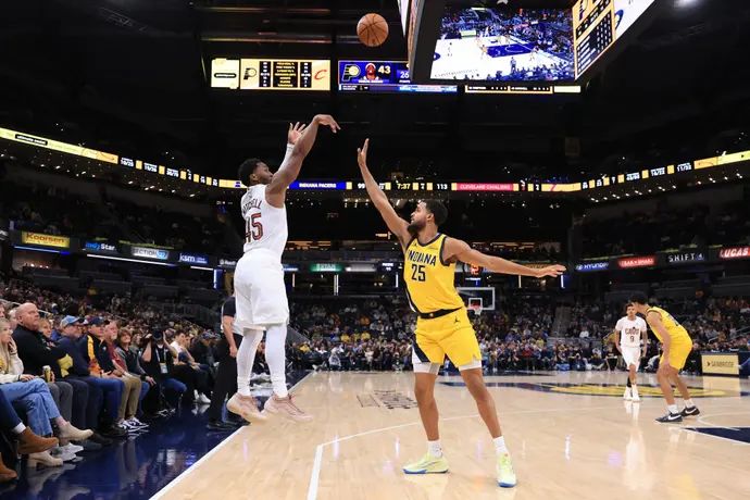 שחקן קליבלנד קאבלירס, דונובן מיטשל, זורק מעל שחקן אינדיאנה פייסרס, ג'רמייה רובינסון