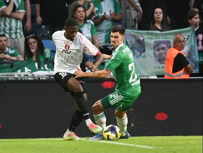 ילה בטאי שחקן מכבי חיפה מול ז'ארדל שחקן הפועל ירושלים