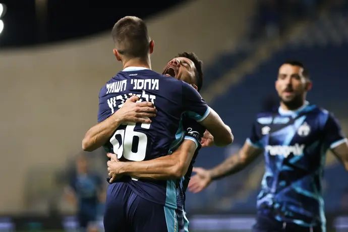 דן ביטון חוגג עם איגור זלאטנוביץ', שחקני הפועל באר שבע