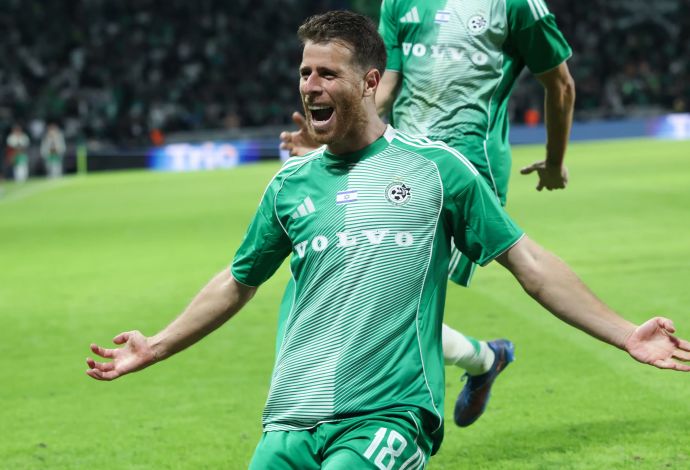 גיא מלמד שחקן מכבי חיפה חוגג שער