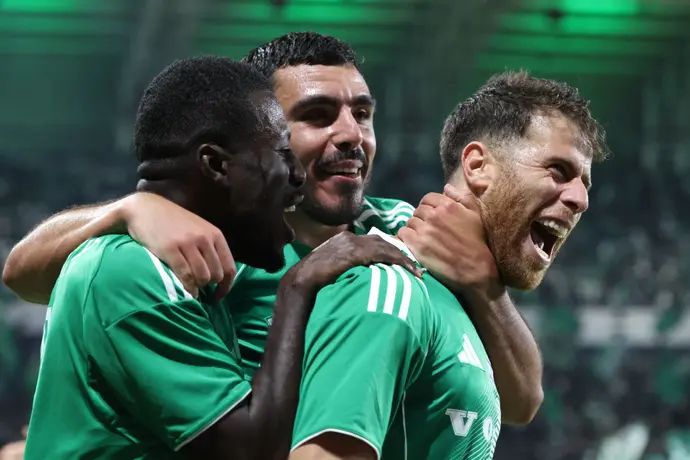 שחקני מכבי חיפה חוגגים עם גיא מלמד