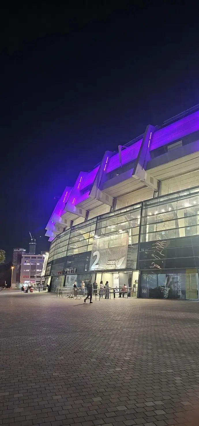 היכל מנורה מבטחים הואר בסגול