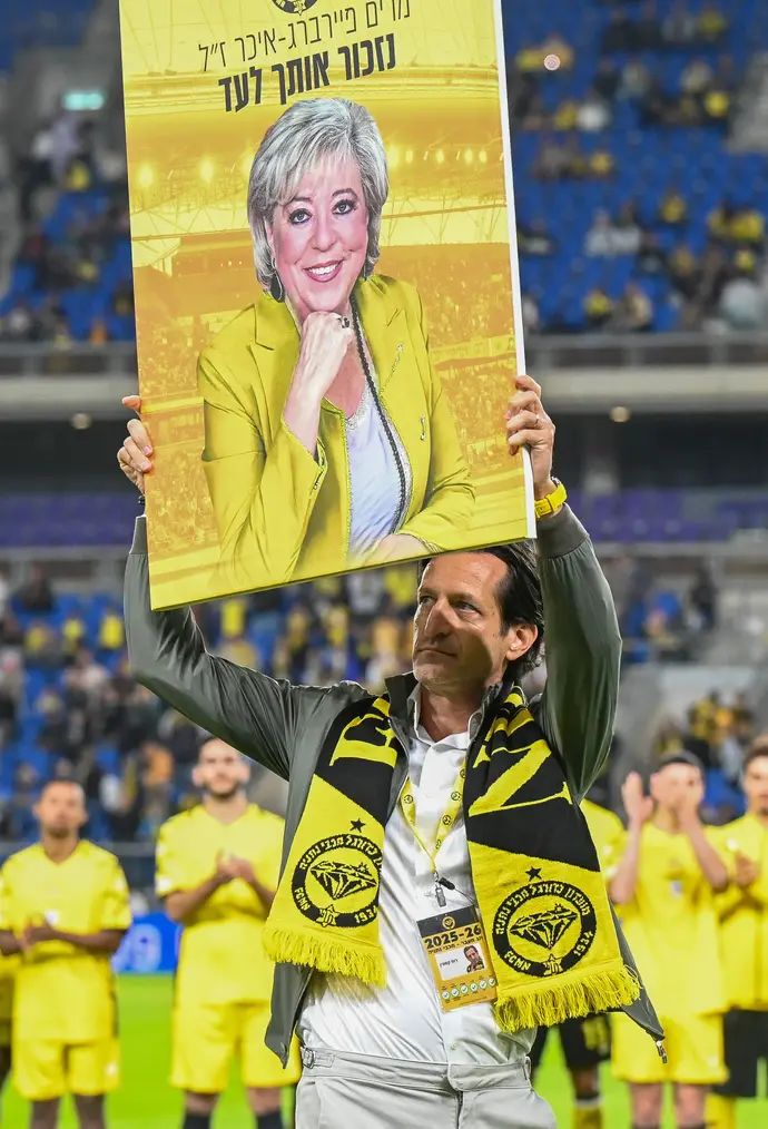 רוס קסטין בעלים מכבי נתניה עם תמונת ראש העירייה מרים פיירברג-איכר ז"ל