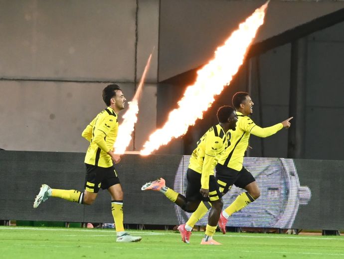 שחקני מכבי נתניה חוגגים עם מתאוס דאבו, מימין