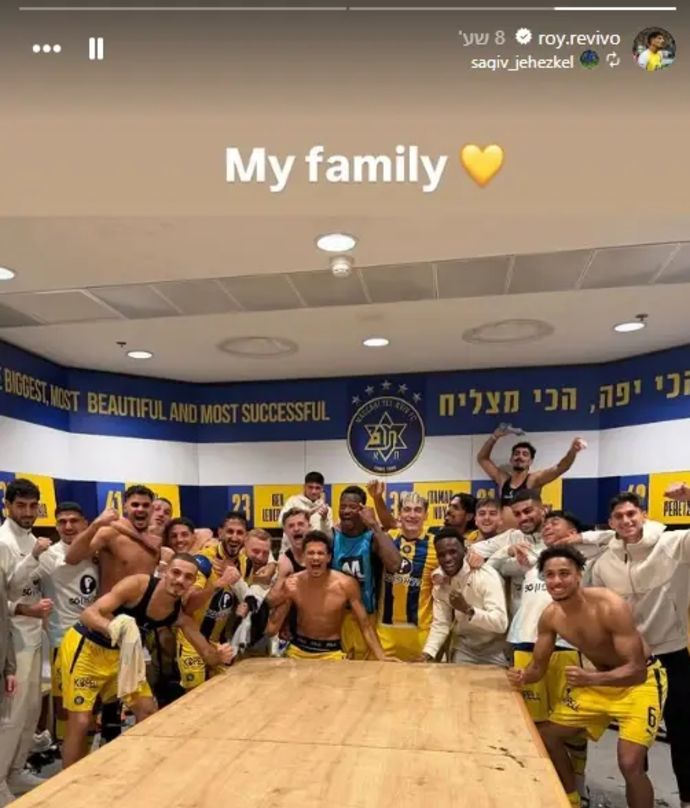 שחקני מכבי תל אביב חוגגים