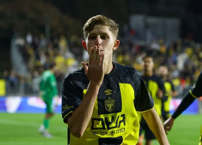 עדי יונה שחקן בית"ר ירושלים חוגג שער