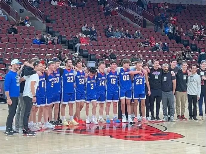 ילדי הקהילה היהודית של שיקגו עולים לפרקט במשחק של הבולס מול ברוקלין נטס