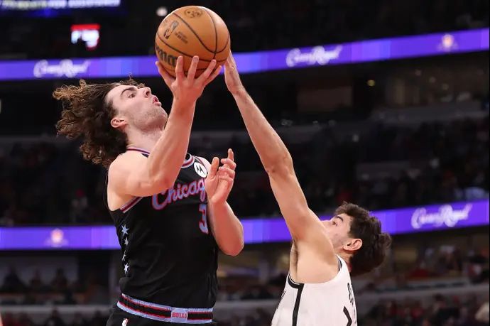 בן שרף, שחקן ברוקלין נטס חוסם את ג'וש גידי שחקן שיקגו בולס