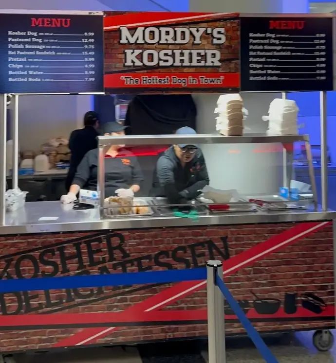 דוכן אוכל כשר בתוך יונייטד סנטר האולם של שיקגו בולס