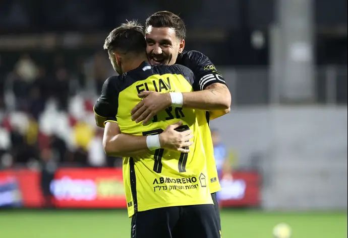 ירדן שועה שחקן בית"ר ירושלים חוגג עם עומר אצילי