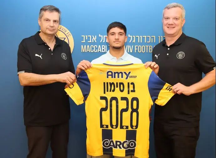 עילאי בן סימון שחקן מכבי תל אביב, לצד ג'ק אנגלידיס, בן מנספורד