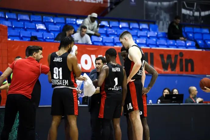 שחקני הפועל ירושלים עם יונתן אלון