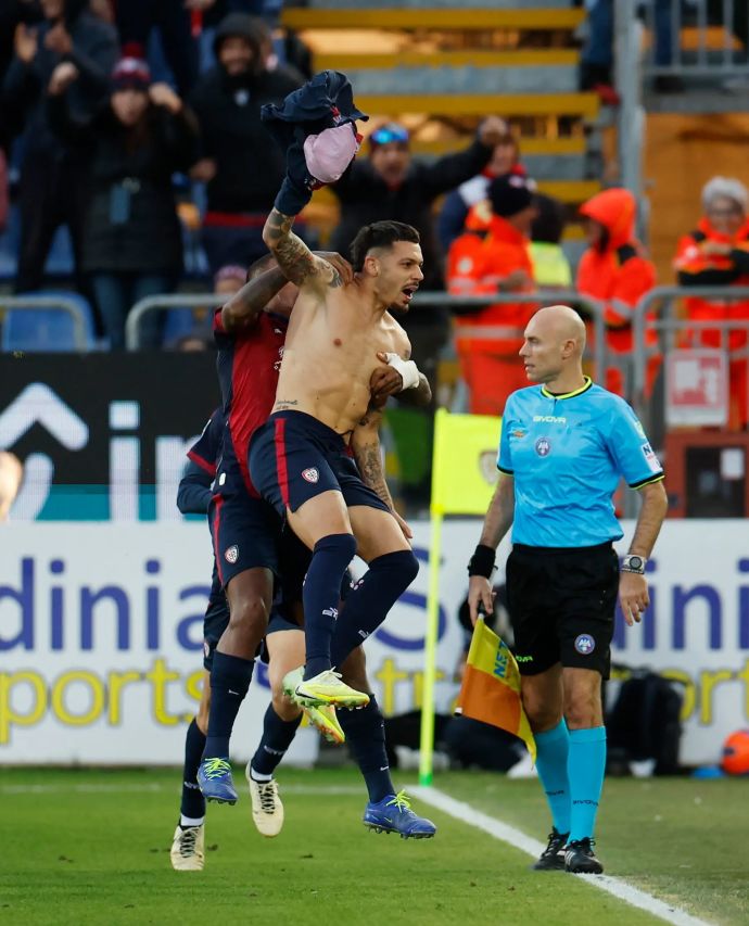 ג'אנלוקה גאיטנו שחקן קליארי חוגג שער